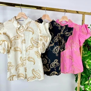 Camisa com bordados e mangas bufantes